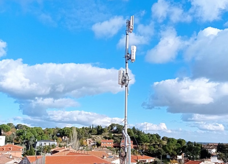 Antena de Cambium Networks desplegada por Bluetel Wifi en la sierra madrileña. 