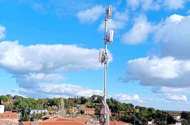 Antena de Cambium Networks desplegada por Bluetel Wifi en la Sierra de Guadarrama (Madrid).