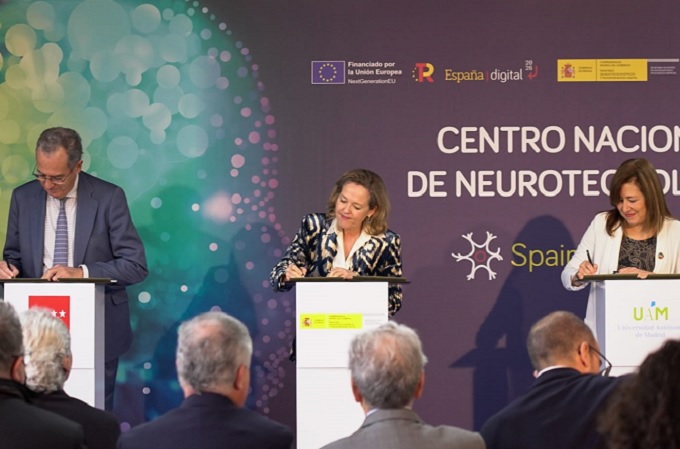 El vicepresidente de la Comunidad de Madrid, Enrique Ossorio; la ministra de Asuntos Económicos y Transformación Digital, Nadia Calviño; y la rectora de la Universidad Autónoma de Madrid, Amaya Mendikoetxea, durante la firma para crear el Spain Neurotech.