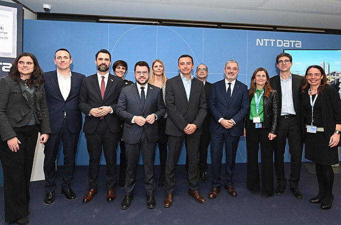 Personalidades de la Generalitat y directivos de NTT Data durante la inauguración de las oficinas de la compañía en Barcelona.