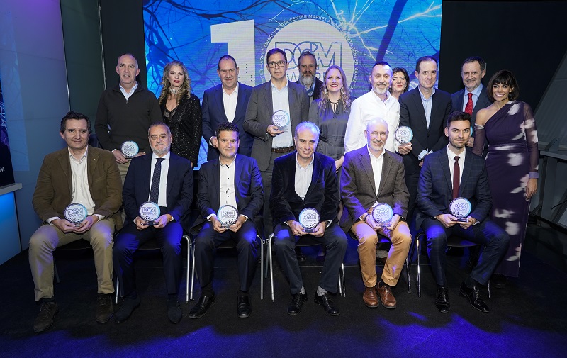 Foto grupal de los proyectos ganadores en los DCM Awards 2023.