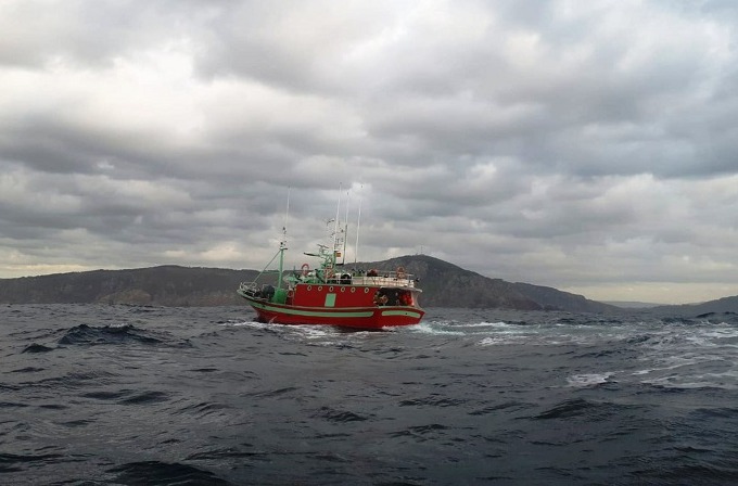 Foto de un pesquero gallego en alta mar. 