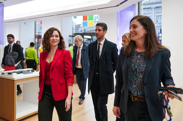 La presidenta de la Comunidad de Madrid, Isabel Díaz Ayuso, en compañía de Cindy Rose, Chief Operating Officer y Corporate Vice President of Global Enterprise Sales de Microsoft Corporation.
