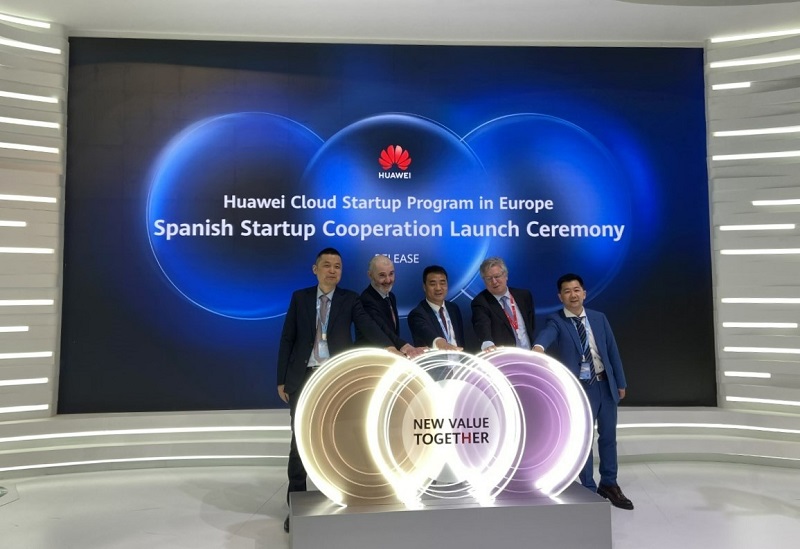Firma del acuerdo de Huawei y FundingBox durante el MWC 23.