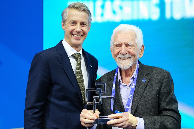 Martin Cooper, el ingeniero que realizó la primera llamada de móvil hace 50 años, recibe el premio de la GSMA de manos de Mats Granryd, director general de la organización en el MWC 2023.