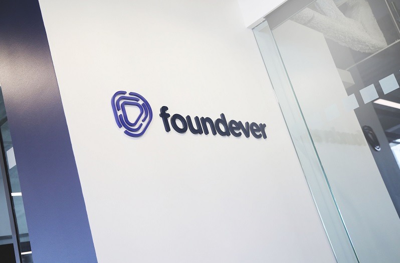 Oficina de Foundever con el nuevo logo.