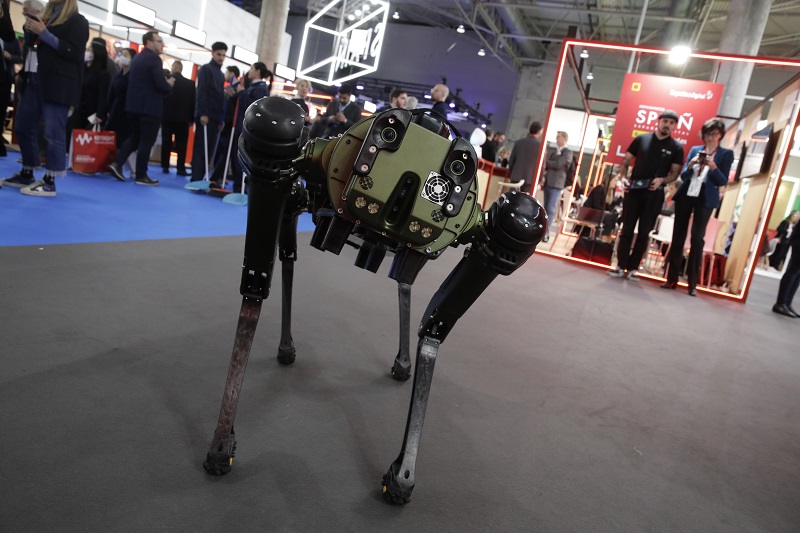 Robots con forma de perro y humanoides llamaron la atención de los visitantes al MWC 23 Barcelona.
