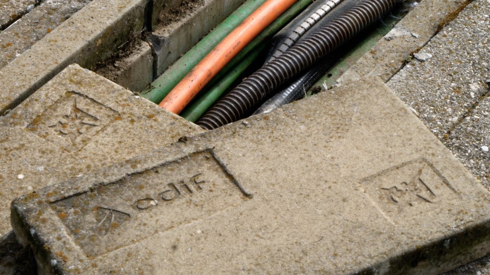 Adif cede su red fibra óptica para detectar terremotos. Adif cede su red fibra óptica para detectar terremotos.