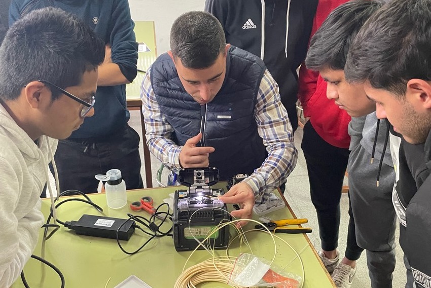 Práctica de fusión de fibra óptica de Avanza Fibra con alumnos de Secundaria y FP.