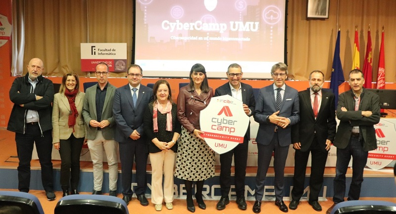 Foto de familia de presentación del Proyecto Cybercamp UMU.