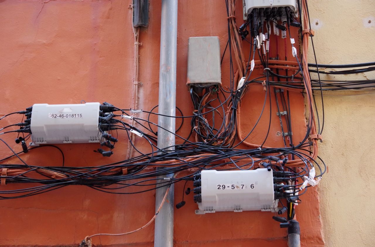Imagen de cables de fibra en una fachada. 