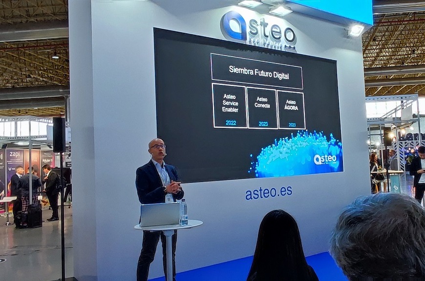Pedro Abad, CEO de Asteo, presentando el programa Siembra Futuro Digital en Aotec 2023.