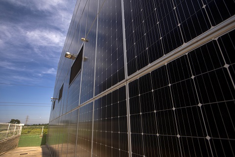 Detalle de paneles solares en el data center de Aire Networks Valencia
