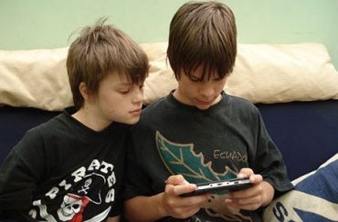 Dos niños juegan en casa. Dos niños juegan en casa.