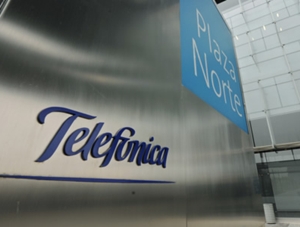 Telefónica reta a la CNMC al frenar el despliegue de fibra Telefónica reta a la CNMC al frenar el despliegue de fibra