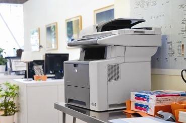 Impresora en un entorno de oficina. Impresora en un entorno de oficina.