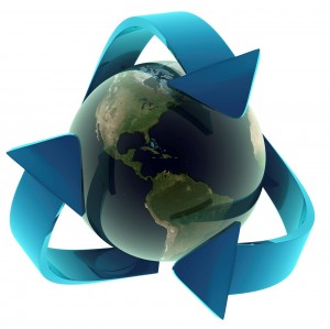 Mundo con el simbolo de la energía renovable Mundo con el simbolo de la energía renovable
