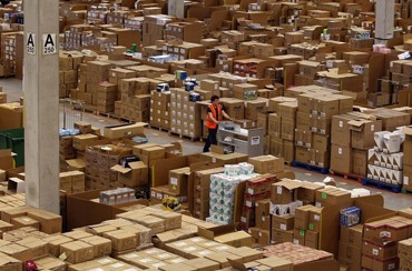 Un almacén de Amazon. Un almacén de Amazon.