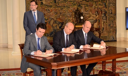 El presidente del Gobierno, Mariano Rajoy, junto a los ministros de Industria, de Educación, Cultura y Deporte, y de Economía y Competitividad durante la presentación. El presidente del Gobierno, Mariano Rajoy, junto a los ministros de Industria, de Educación, Cultura y Deporte, y de Economía y Competitividad durante la presentación.