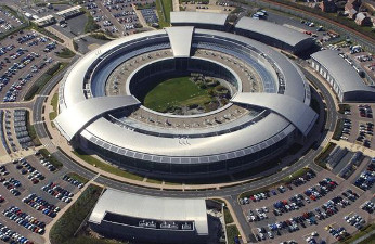 Cuartel General de Comunicaciones del Gobierno británico (GCHQ en inglés). Cuartel General de Comunicaciones del Gobierno británico (GCHQ en inglés).