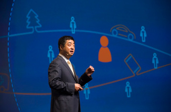Ken Hu, vicepresidente del Consejo Ejecutivo y CEO rotatorio de Huawei, durante su discurso en el Global Mobile Broadband Forum 2015. Ken Hu, vicepresidente del Consejo Ejecutivo y CEO rotatorio de Huawei, durante su discurso en el Global Mobile Broadband Forum 2015.