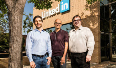 De izquierda a derecha: Jeff Weiner (Linkedin), Satya Nadella (Microsoft) y Reid Hoffman (Linkedin) De izquierda a derecha: Jeff Weiner (Linkedin), Satya Nadella (Microsoft) y Reid Hoffman (Linkedin)