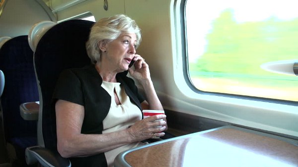Siemens investiga cómo reducir el freno en la transmisión de frecuencia de radio que provocan las ventanas de los trenes. Siemens investiga cómo reducir el freno en la transmisión de frecuencia de radio que provocan las ventanas de los trenes.
