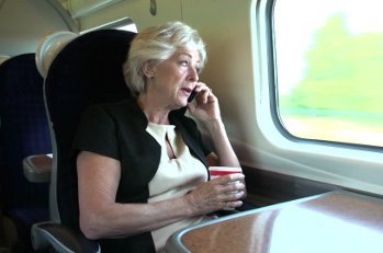 Hablando por el móvil en el tren. 