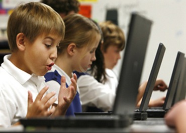 Niños en una clase de informática. Niños en una clase de informática.