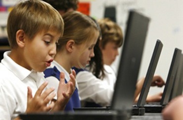Niños en una clase de informática. Niños en una clase de informática.