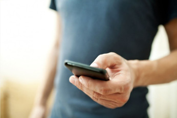 Cada vez más españoles recurren al móvil para comunicarse con las empresas 
