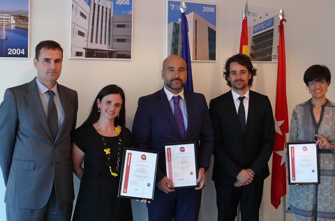 En el centro, Javier de la Cuerda, CEO de Enimbos, en el momento de recibir la certificación por parte de Oca En el centro, Javier de la Cuerda, CEO de Enimbos, en el momento de recibir la certificación por parte de Oca