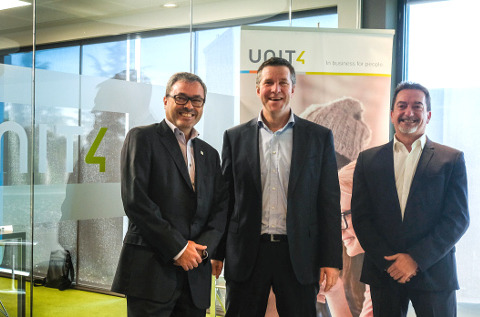 Stephan Sieber, CEO de Unit4, en el medio, con Juan Antonio Fernández, y Javier García Varela.