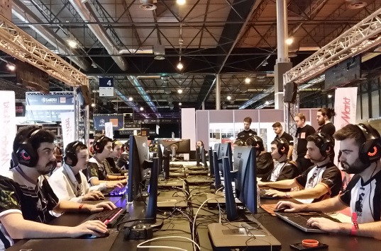 Jugadores en una feria de gaming. Jugadores en una feria de gaming.