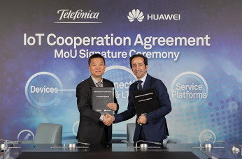 Patrick Zhang, presidente del Departamento de Marketing y Soluciones de Huawei, y Vicente Muñoz, Chief IoT Officer del Grupo Telefónica, durante la firma del memorando de entendimiento (MoU)