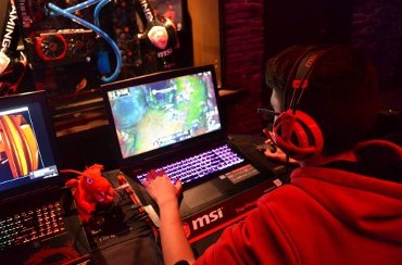Un gamer juega con un portátil de MSI. Un gamer juega con un portátil de MSI.