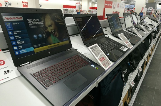 Portátiles expuestos en una tienda de MediaMarkt. Portátiles expuestos en una tienda de MediaMarkt.
