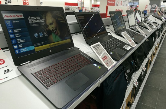 Portátiles en una tienda de informática. Portátiles en una tienda de informática.