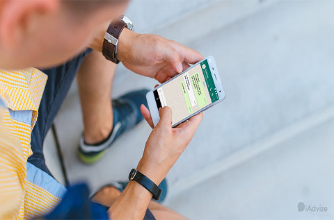 Un usuario envía mensajes a través de WhatsApp. Un usuario envía mensajes a través de WhatsApp.