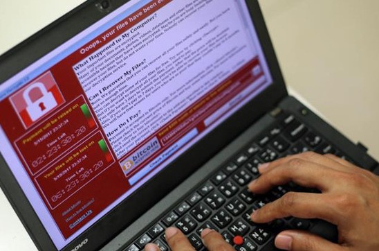 Un usuario es extorsionado con un ransomware. Un usuario es extorsionado con un ransomware.