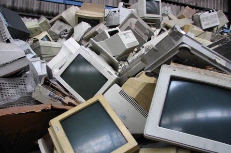 Equipos obsoletos listos para reciclar. Equipos obsoletos listos para reciclar.