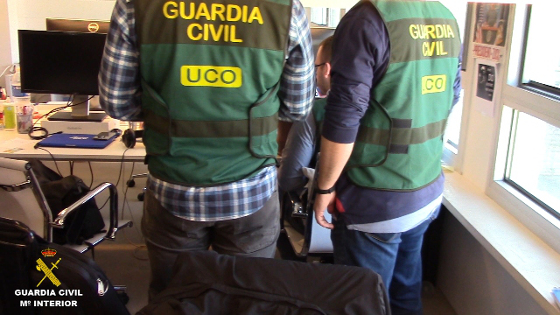 Operación Rikati: la Guardia Civil destapa una estafa de 30 millones de euros a un millón de usuarios de telefonía móvil. Operación Rikati: la Guardia Civil destapa una estafa de 30 millones de euros a un millón de usuarios de telefonía móvil.