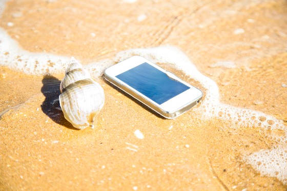 Smartphone en una playa. Smartphone en una playa.
