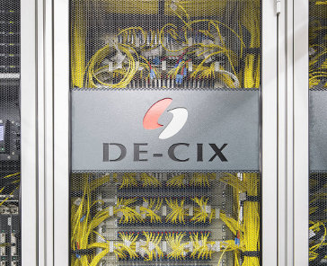 DE-CIX actualiza su red con mejoras en rendimiento y seguridad. DE-CIX actualiza su red con mejoras en rendimiento y seguridad.