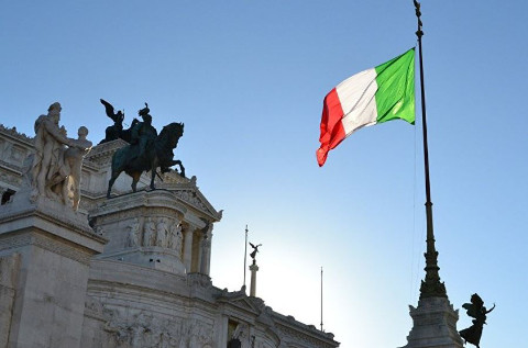 Bandera italiana ondeando en Roma. Bandera italiana ondeando en Roma.