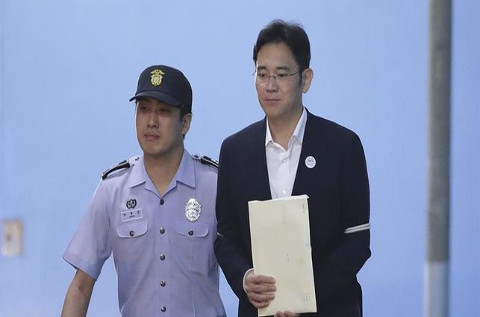 Lee Jae-yong, líder del conglomerado Samsung, es llevado ante la Justicia.