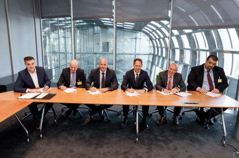 Jürgen Gerdes, CEO Post- eCommerce - Parcel en Deutsche Post DHL Group, firma el acuerdo. Jürgen Gerdes, CEO Post- eCommerce - Parcel en Deutsche Post DHL Group, firma el acuerdo.