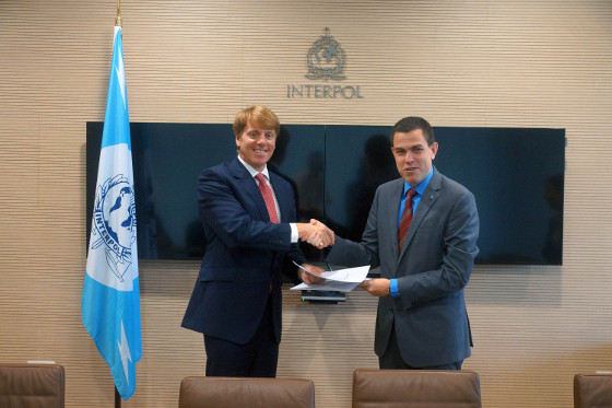 Mark Hughes, de BT, y Silvino Schlickmann, de la Interpol firmando el acuerdo. Mark Hughes, de BT, y Silvino Schlickmann, de la Interpol firmando el acuerdo.