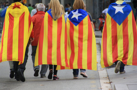 Manifestantes que portan esteladas en Cataluña 