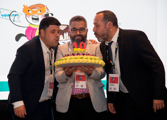Nacho Cabrera, de USA VoIP y Miguel Anillo y Guillermo Ruiz, de Avanzada7, soplan las velas del décimo aniversario de VoIP2DAY en el acto de clausura. Nacho Cabrera, de USA VoIP y Miguel Anillo y Guillermo Ruiz, de Avanzada7, soplan las velas del décimo aniversario de VoIP2DAY en el acto de clausura.